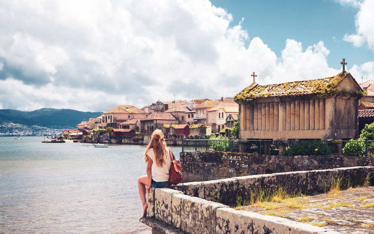 Experiencia cultural en Galicia con paisajes verdes y patrimonio