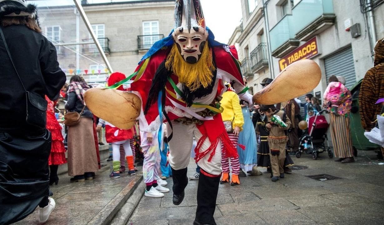 Cigarrón del Entroido ourensano con máscara tradicional durante el carnaval de Galicia