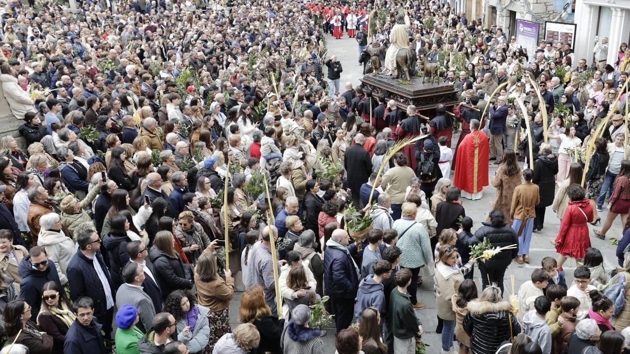 Procesión de Semana Santa en Galicia con multitud de fieles y cofrades