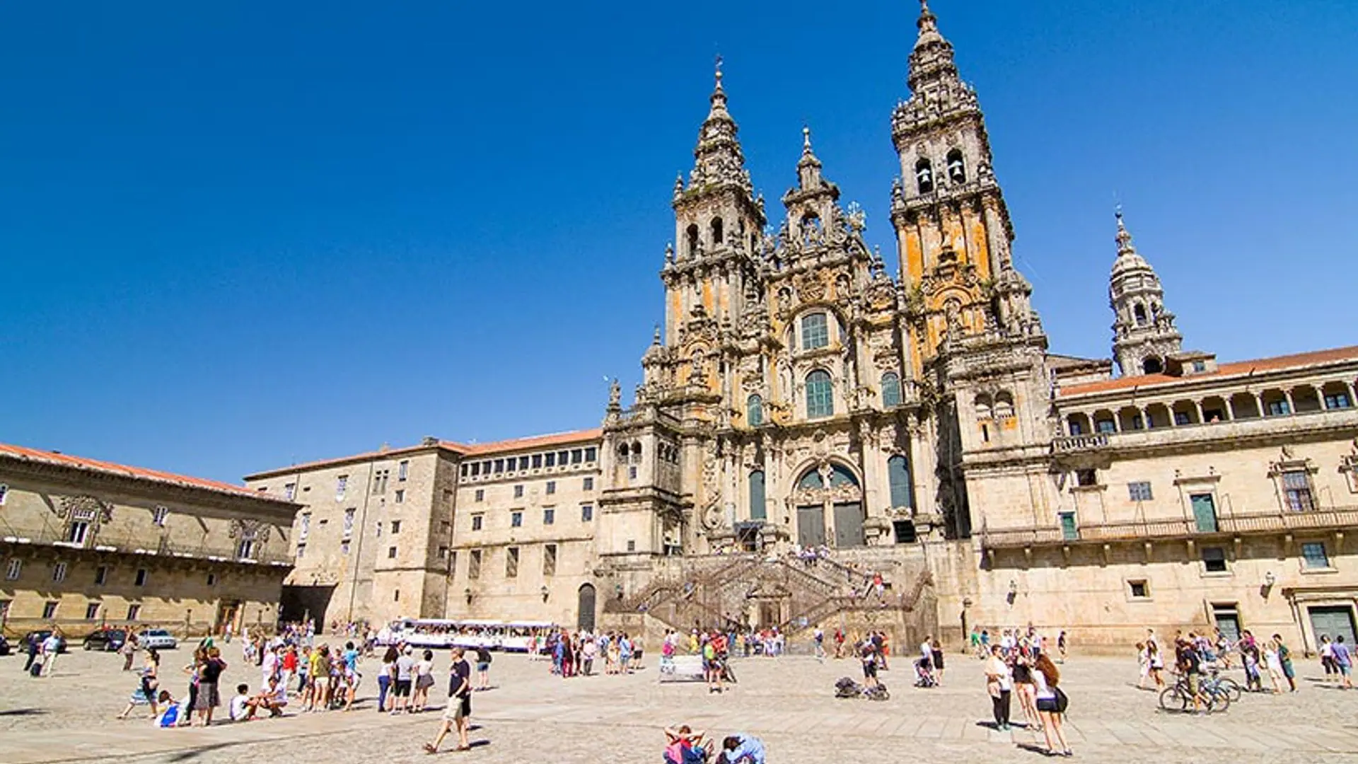Plaza del Obradoiro con la fachada barroca de la Catedral de Santiago de Compostela al atardecer