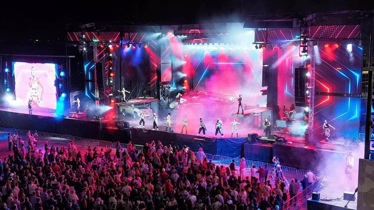 Espectáculo de orquesta en festival de música en Galicia con luces y público